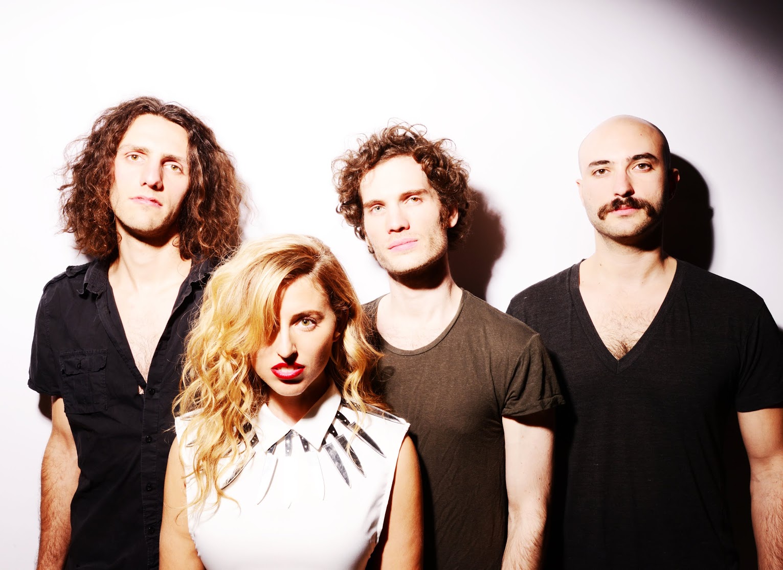 Premiere: SKYES – Quarks