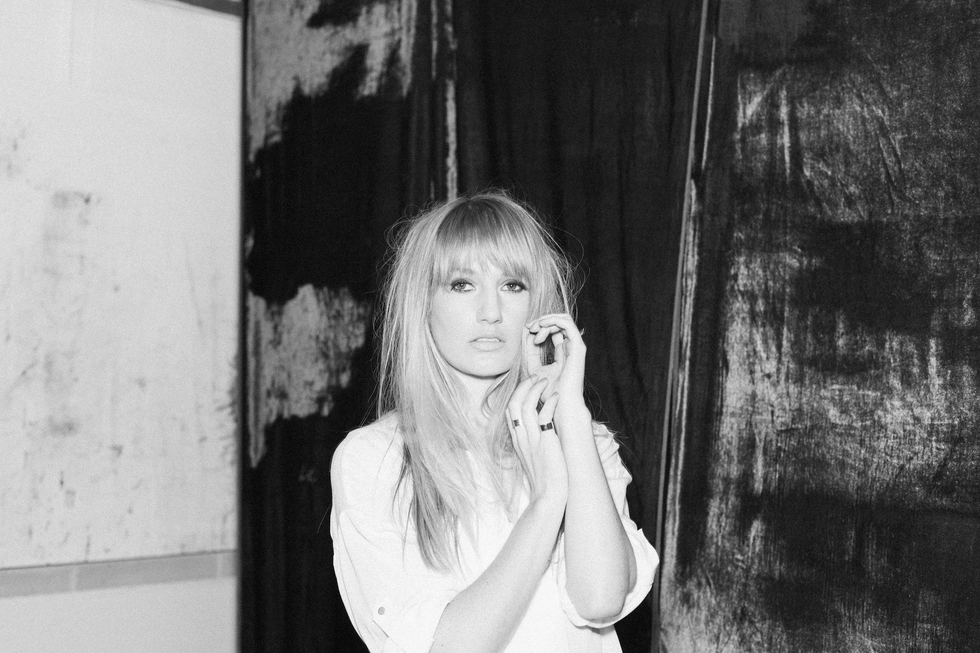Video Premiere: Robyn Sherwell – Islander