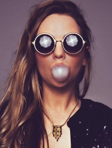 Premiere :  Hannah Jane Lewis – Bend or Break